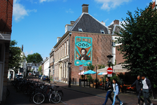 904684 Gezicht in de Wijde Begijnestraat te Utrecht, vanaf de Voorstraat, met de muurschildering Prof. Donders ...